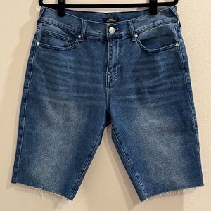 True Religion NWT 32 Medium Wash Ricky SN Relaxed Straight Cut Off Denim Shorts